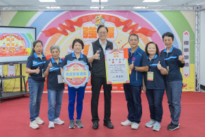張市長頒獎予八德區白鷺社區關懷據點。