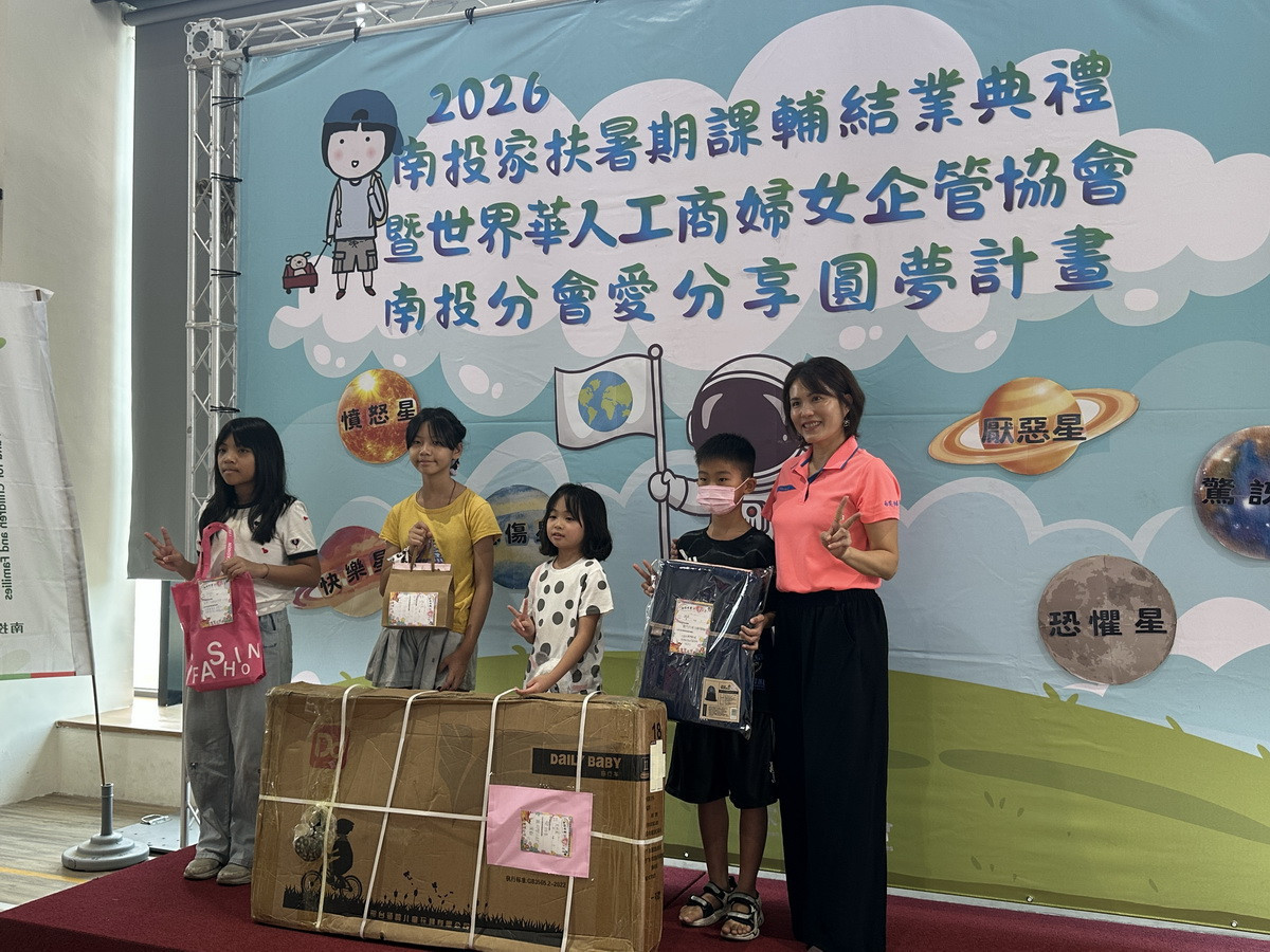 小朋友心願有自行車鞋子文具各有不同。(記者扶小萍攝)