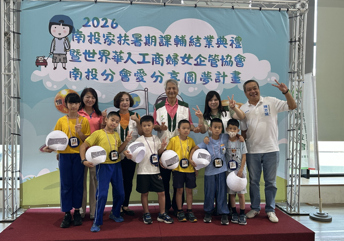 陳學堂為小小太空人返航掛上獎章。(記者扶小萍攝)