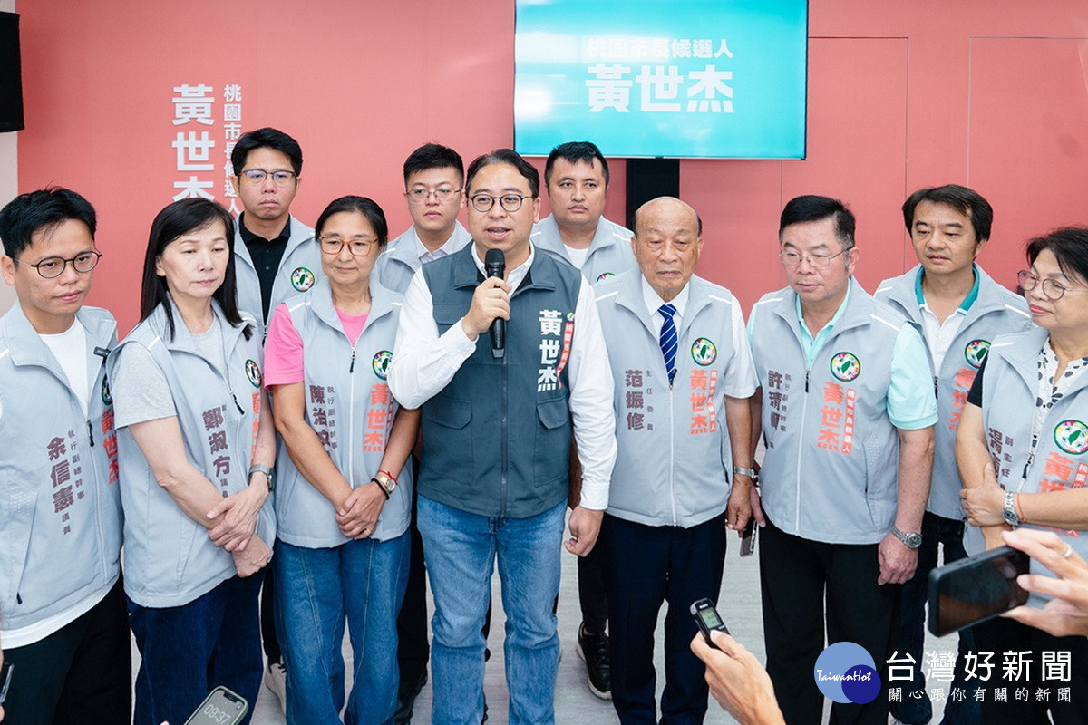 民進黨桃園市長參選人黃世杰接受媒體聯訪。