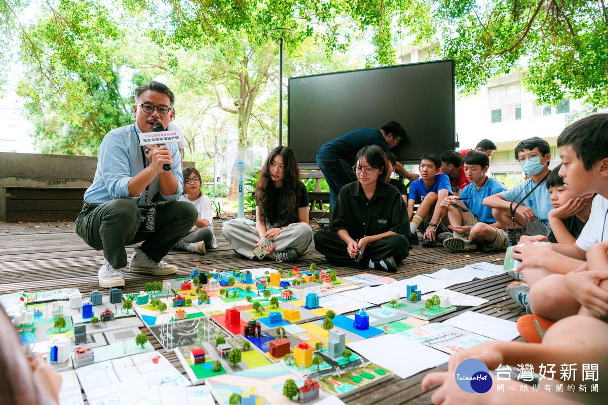 桃市府都發局長江南志於「2040年我的理想生活圈-模型體驗工作坊」中與學員們互動。