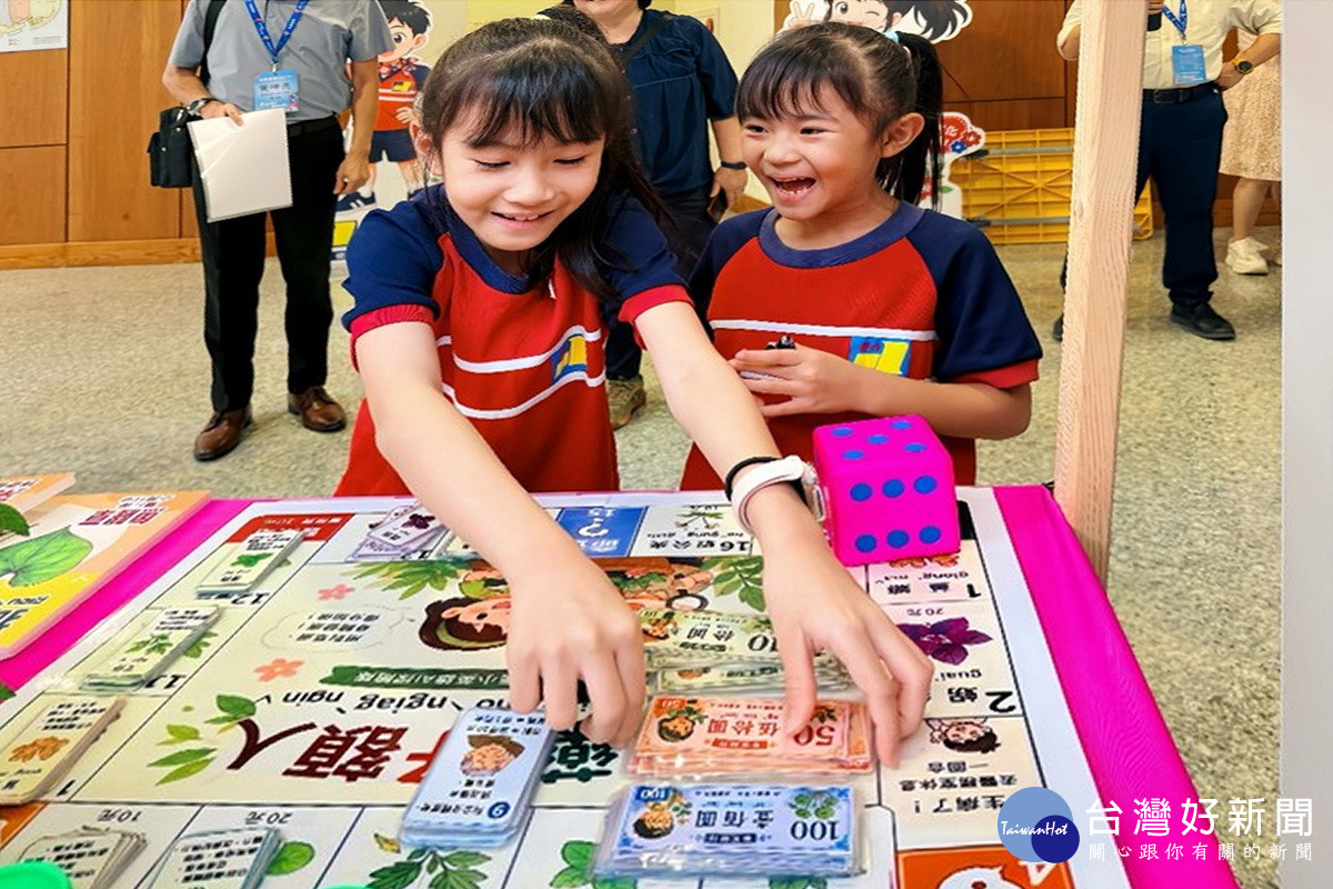 龍潭幼兒園運用多元教具及幼兒自製公仔，將在地文化融入客語沉浸式教學。