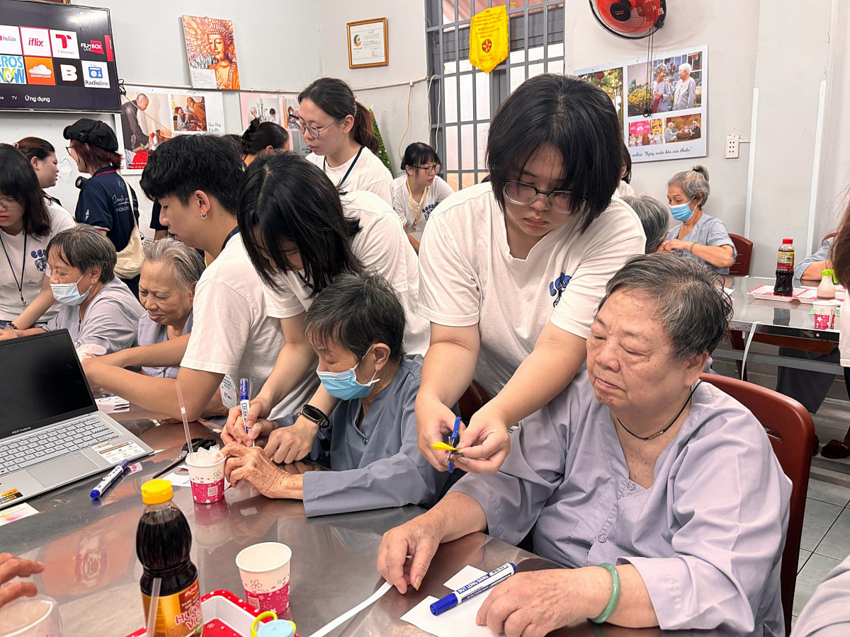 長庚科大學生陪伴當地長者進行創意手作活動