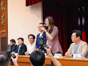 中國國民黨黨主席鄭麗文（中）。（圖／翻攝自鄭麗文Facebook）