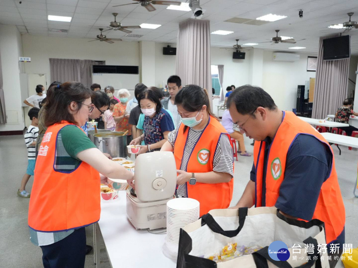 明輝基金會攜手南市醫、愛心店家社區傳愛　祖父母節暖心開飯齊聚一堂
