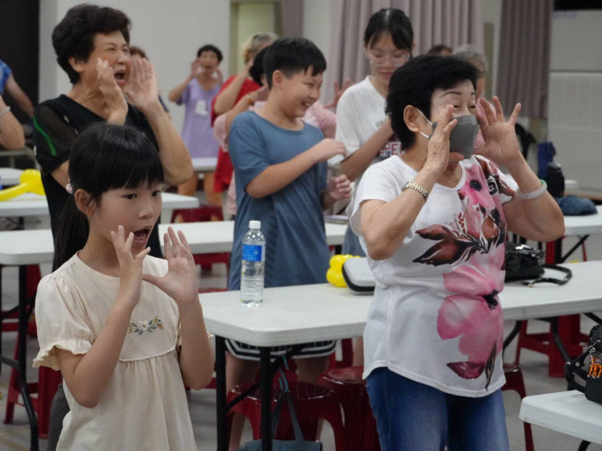 安排唱跳同樂活動,帶動祖孫齊聚共舞,增進親子家庭關係。