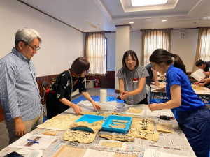 臺史博赴日本能登地區參與受災古文書搶救工作坊，了解古文書緊急處置與保存方式。左一為臺史博館長謝仕淵。