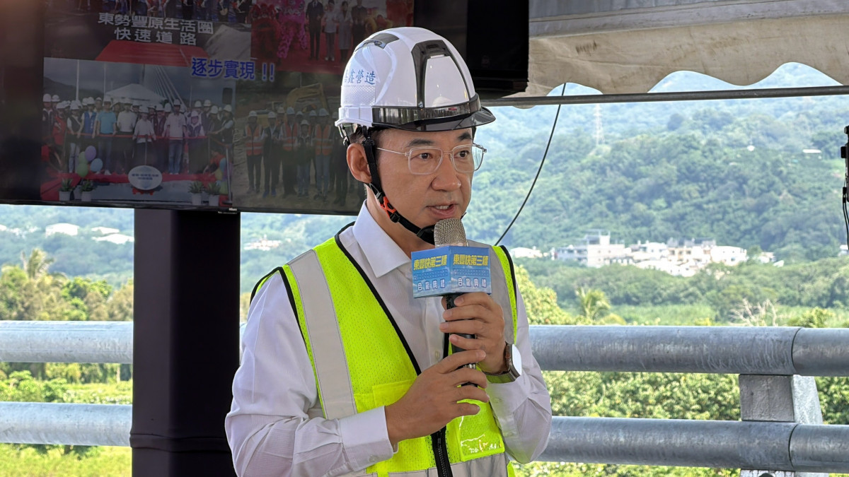 東豐快速道路「東勢至石岡段預計今年底率先通車,全線目標2029年完工」,江啟臣出席8/12舉行的東勢至石岡段高架橋梁合龍儀式。(圖/江啟臣服務處)