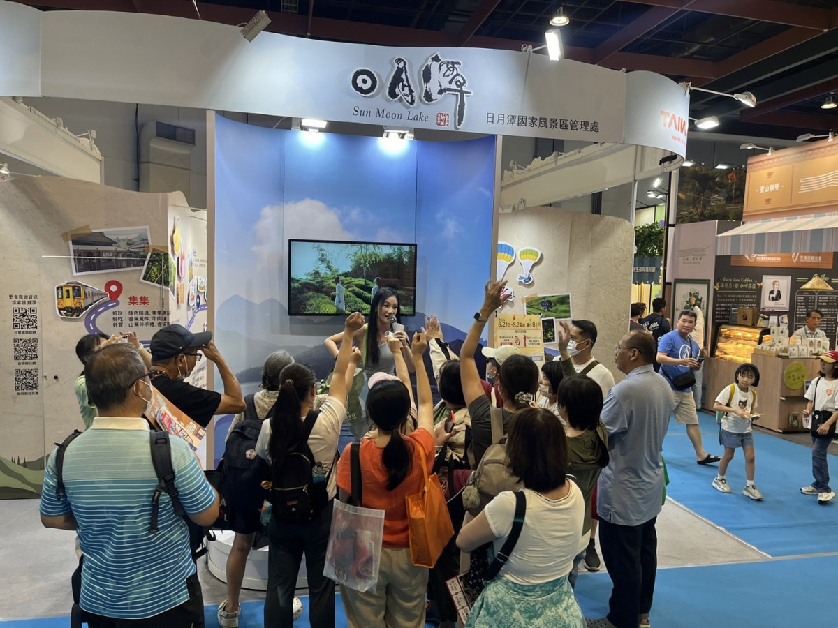 圖說:日展館舉辦「花火、好行、二日旅遊」主題快問快答與FB打卡送好禮活動,吸引許多民眾踴躍參與。(日管處提供)