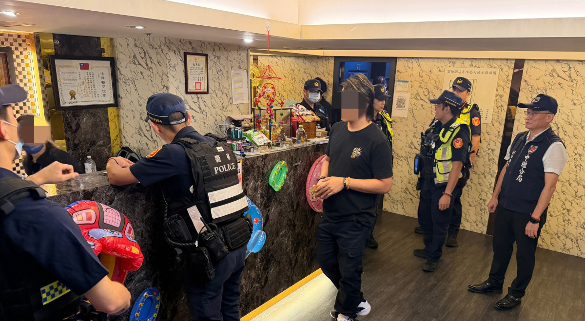 中壢警分局雷霆除暴強勢掃蕩,針對轄內重要道路及治安熱點展開擴大臨檢。