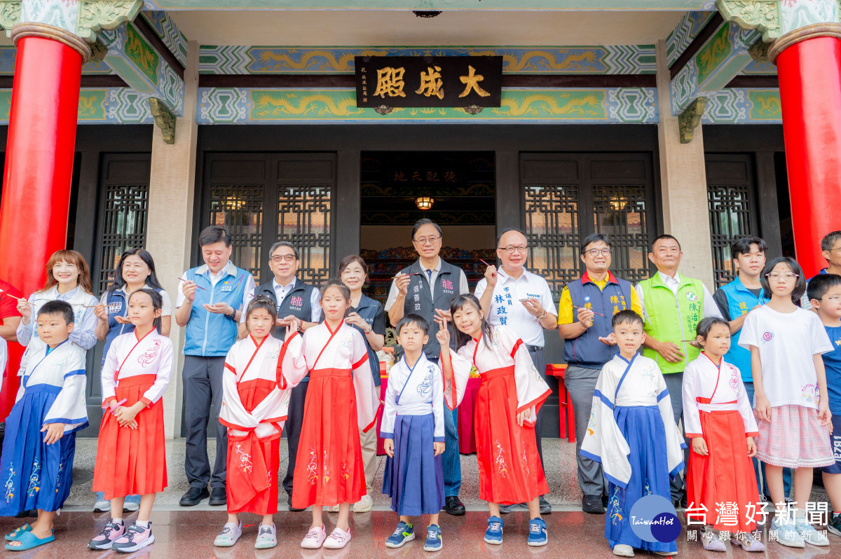 張市長與身著漢服的學童合影。<br />
<br />