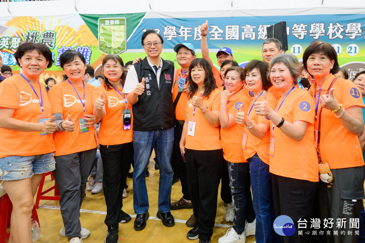 張市長與環保志工合照。