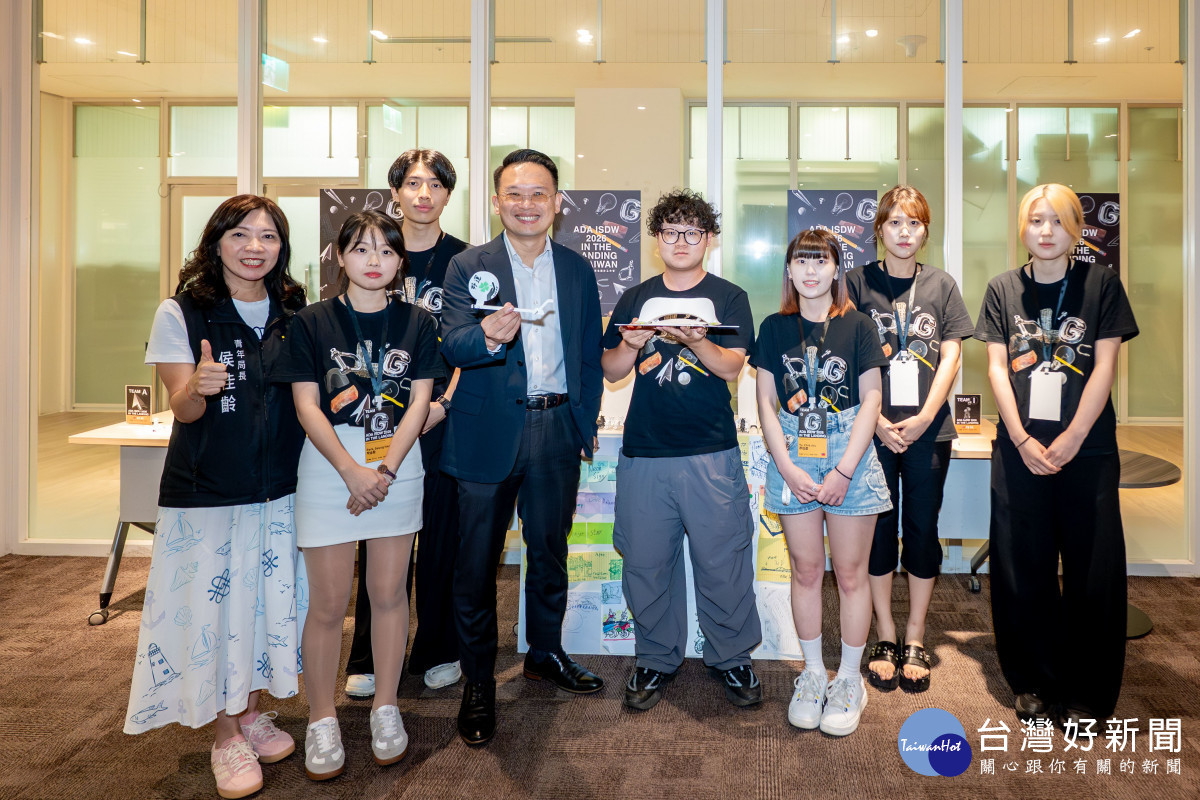 蘇副市長與參與研習營的年輕學子合影。
