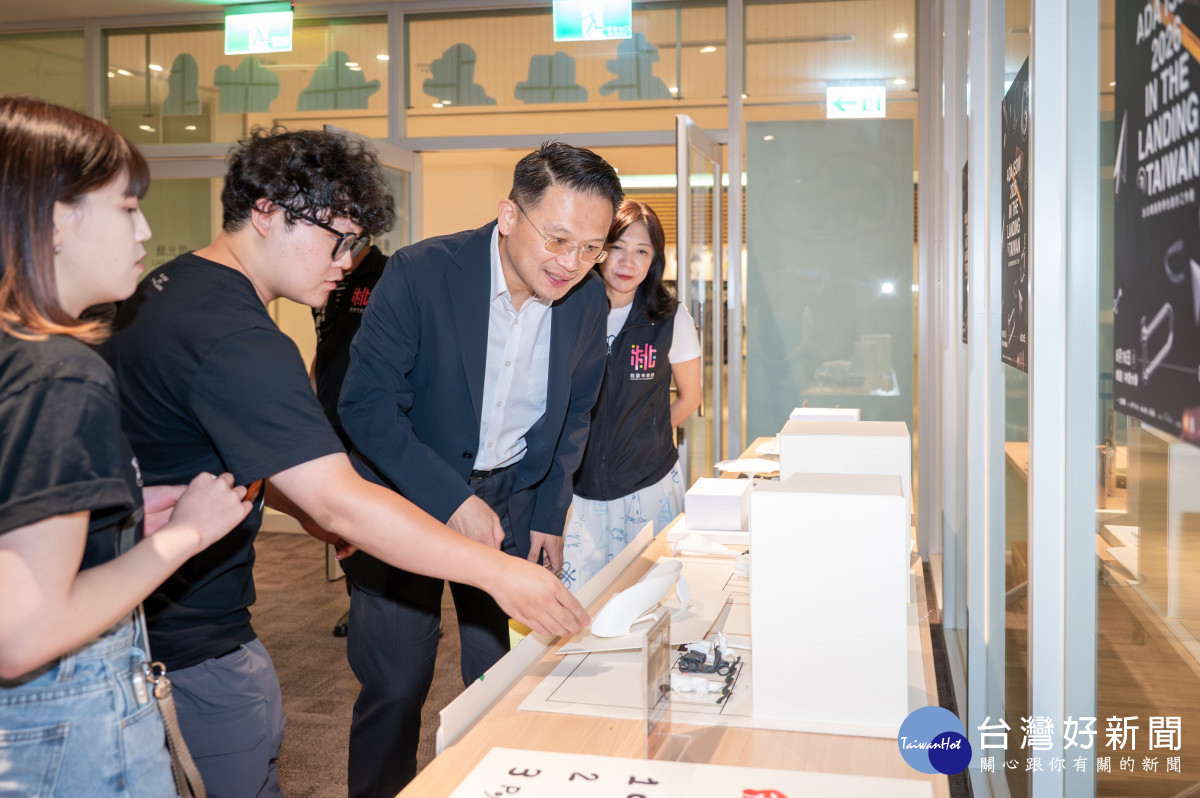 研習營學子熱情介紹自身設計成果。<br />
<br />