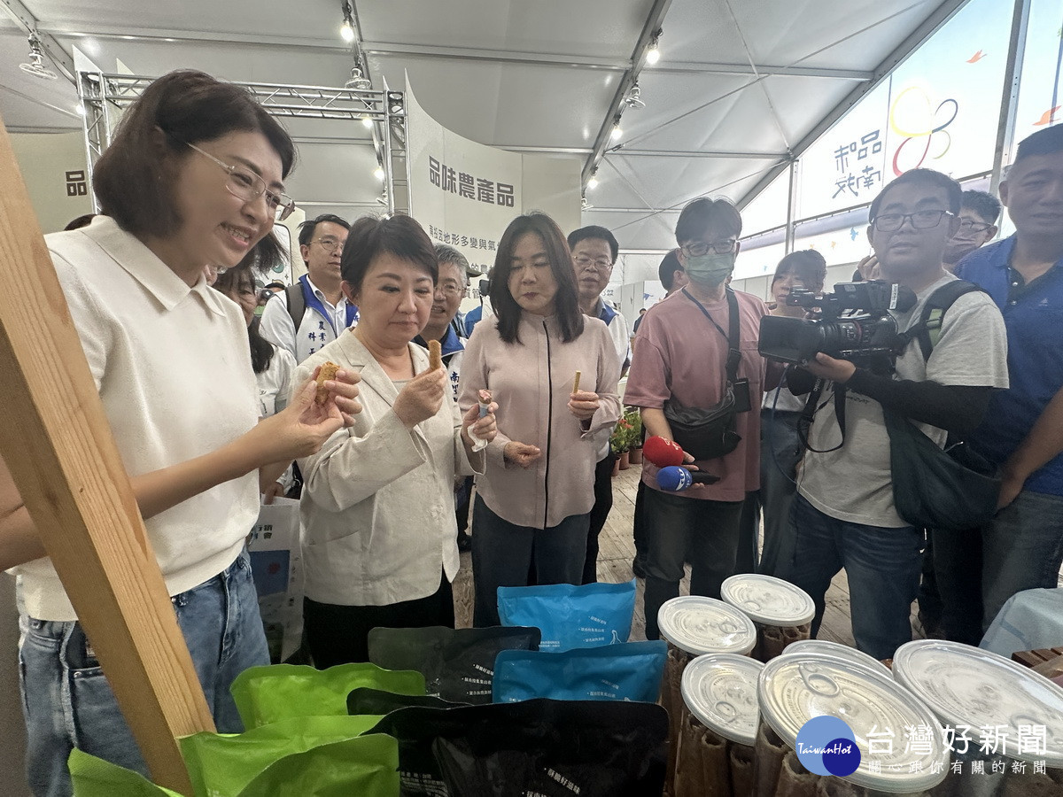 馬立委許縣長盧市長等嘉賓巡視各攤位。(記者扶小萍攝)