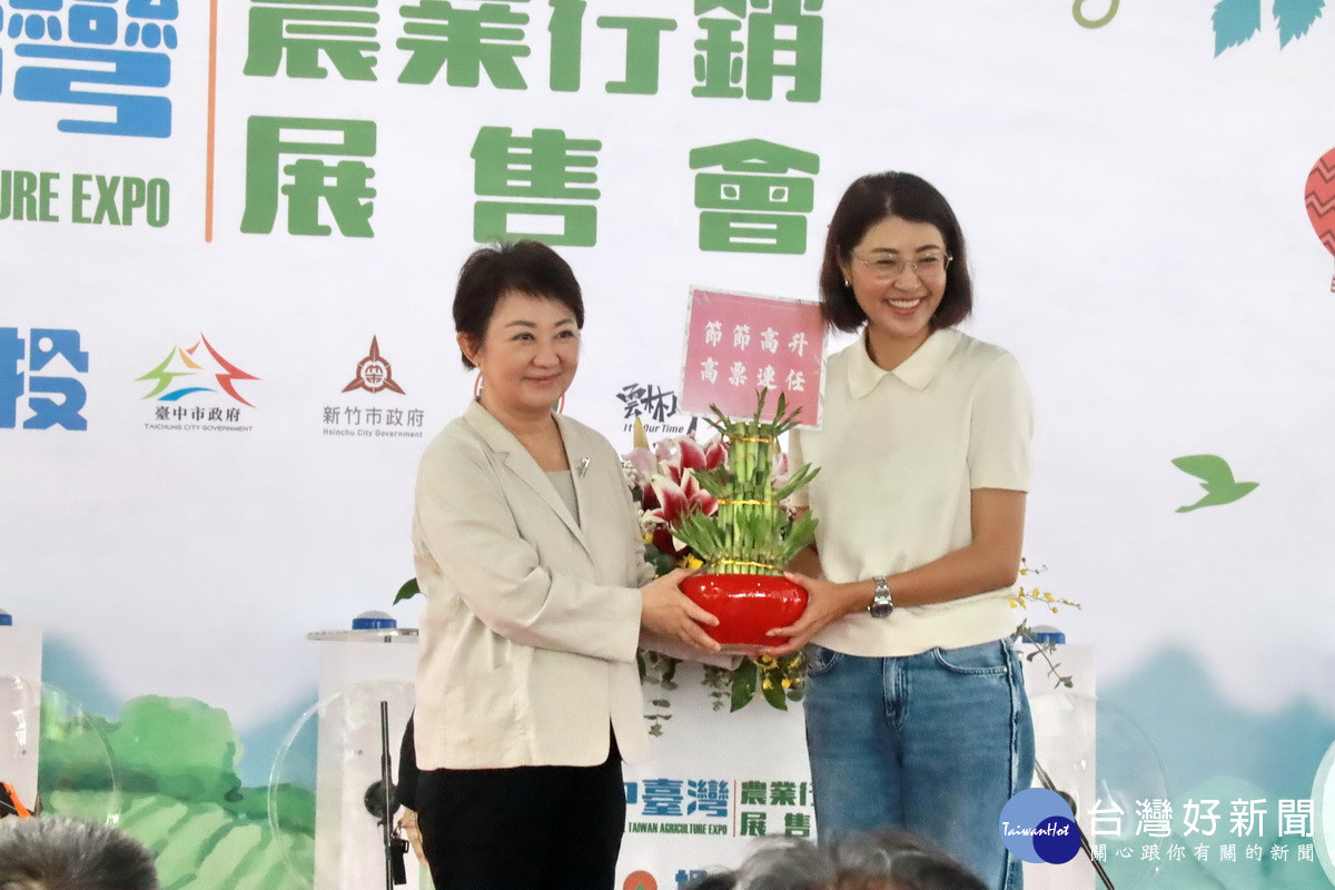 盧市長贈禮推薦許縣長成功建設南投縣。( 記者扶小萍攝)