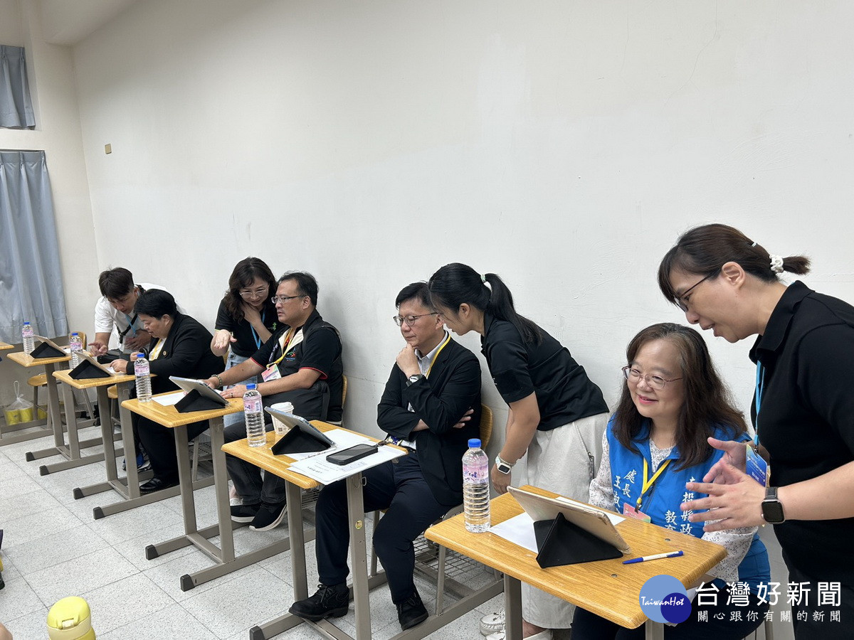 教育處長王淑玲 (右二）特別參與研習。（縣府提供）