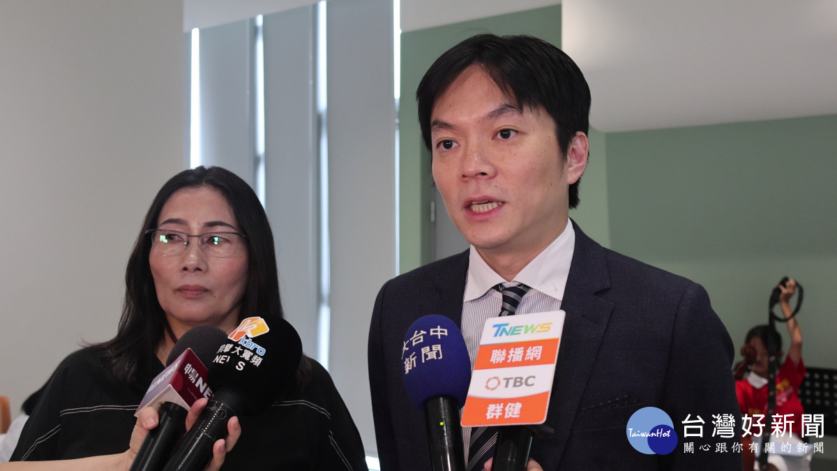 法制局長李善植與中市春天女性成長協會理事長阮芳鴛(越南新住民)