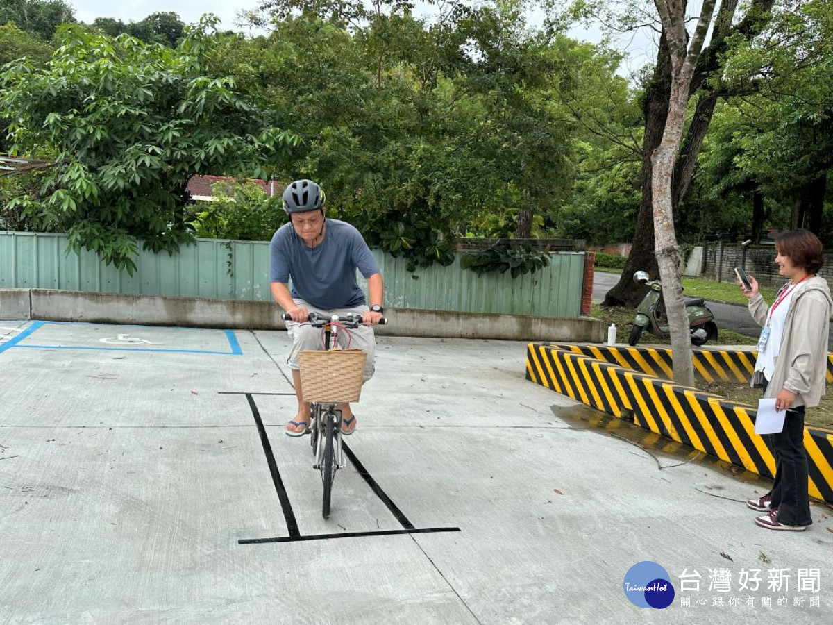 參與省府單車騎遇記的民眾,在騎行與探索之間發現南投更多美好,沿途完成任務集點-慢速單車騎直線考驗。(圖/記者賴淑禎攝)