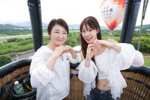 盧秀燕與啦啦隊女神李多慧一同搭乘熱氣球。