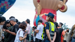 波麗士堅守崗位維護交通，迎接李多慧助陣石岡熱氣球嘉年華。（圖/台中市警局）