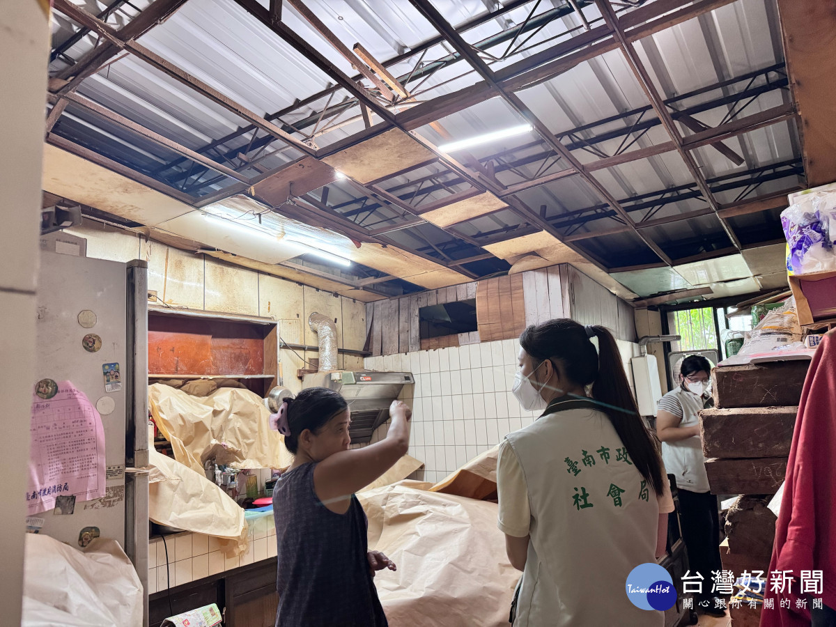 社工與民眾同在　南市社工冒雨到災區關懷受災戶
