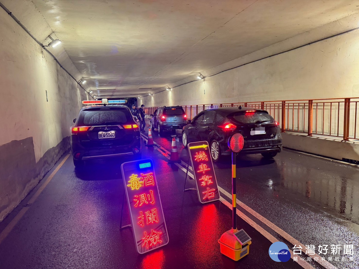 楊梅分局執行防制交通事故專案勤務,針對交通事故熱時、熱點及肇事原因,加強交通違規取締。