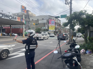 楊梅分局執行防制交通事故專案勤務，針對交通事故熱時、熱點及肇事原因，加強交通違規取締。