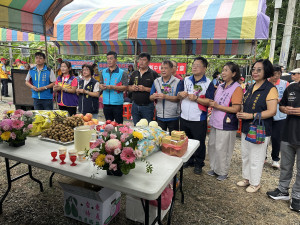廖鄉長與嘉賓一同上香祈求烘焙順利。（記者扶小萍攝）