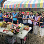 廖鄉長與嘉賓一同上香祈求烘焙順利。（記者扶小萍攝）