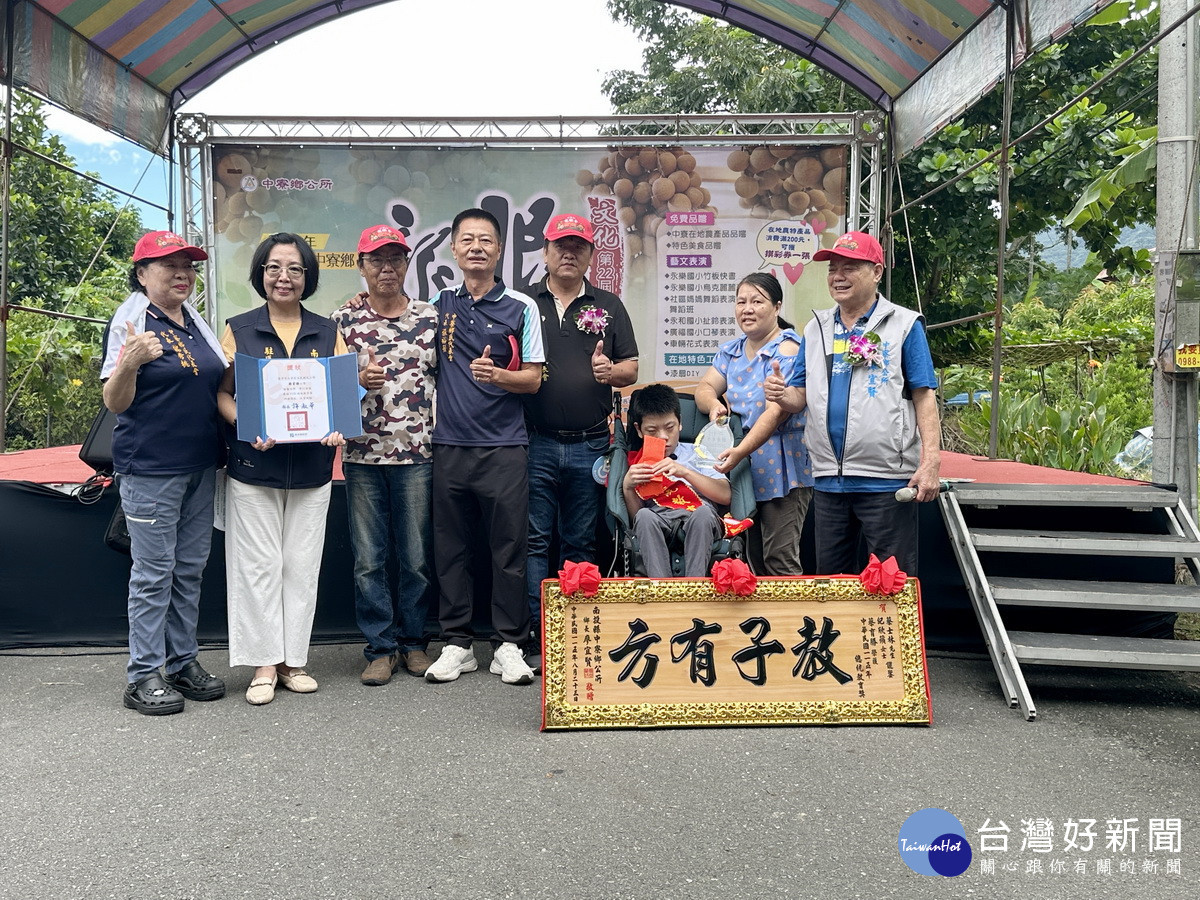 廖鄉長及縣府駐區何主任等贈總統獎學童紅包。（記者扶小萍攝）