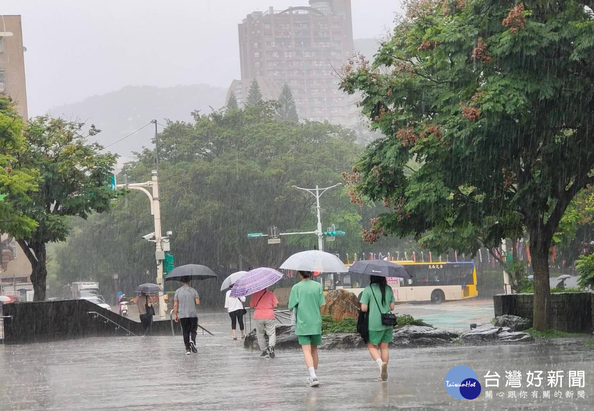 暴雨炸南部！雨量達停班課標準　「台南、高雄、屏東」24日停班停課