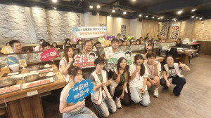 嘉義家扶中心「青春出走中來去踅嘉義」高中生成長營進入尾聲，嘉義市火鍋世家嘉義尊爵店特別招待29名參與營隊的青少年及工作人員享用午餐。（圖／記者陳致愷攝影）