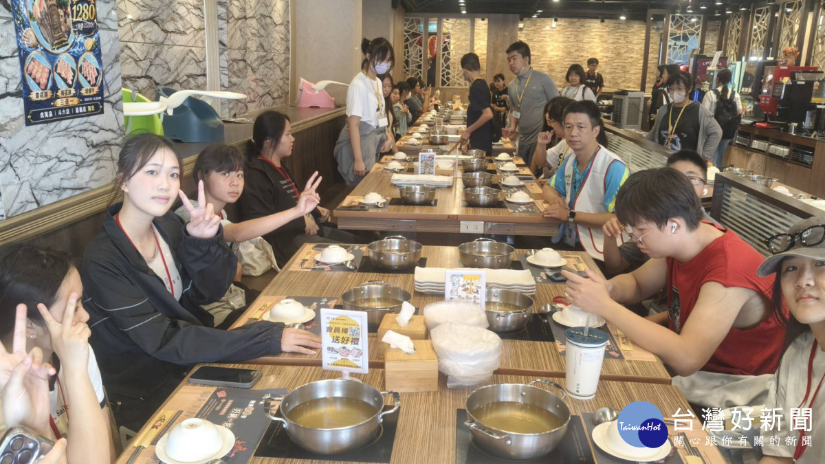 嘉義家扶中心「青春出走中來去踅嘉義」高中生成長營進入尾聲,嘉義市火鍋世家嘉義尊爵店特別招待29名參與營隊的青少年及工作人員享用午餐。(圖/記者陳致愷攝影)