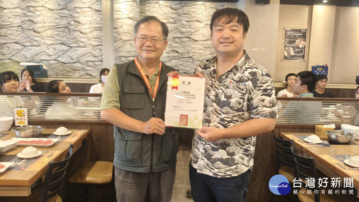 嘉義家扶中心主任沈明彥(左)致贈感謝狀,感謝火鍋世家嘉義尊爵店負責人鄭加成(右),讓青少年感受到社會各界的支持。(圖/記者陳致愷攝影)