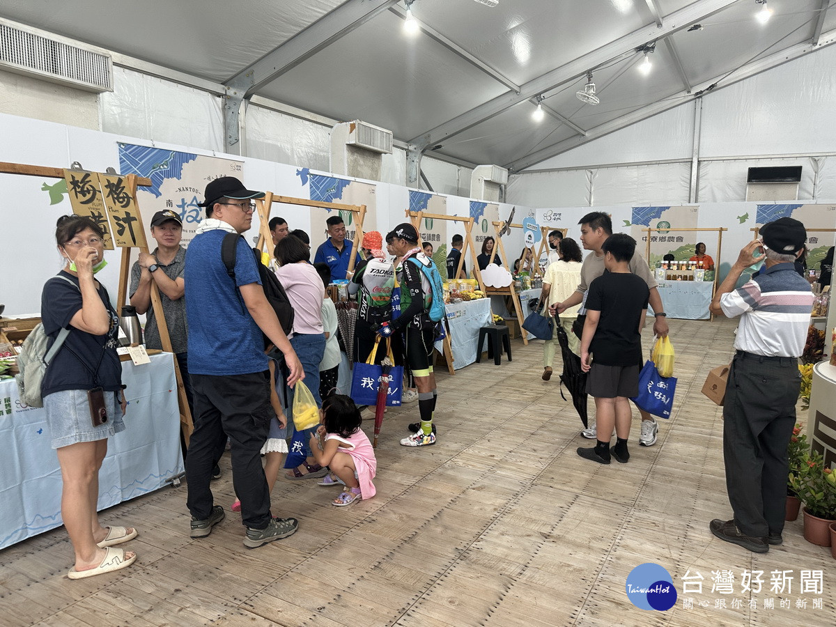 中臺灣農產行銷為室內有冷氣館場,不怕日曬雨淋。(記者扶小萍攝)