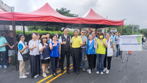 桃園市長張善政出席「楊梅區陽光山林社區視察」與貴賓合影。