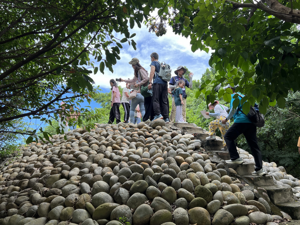 祖孫一起「谷溜探險」趣！　中市府辦鰲峰山走讀 引領探索34道溜滑梯感受城市美學