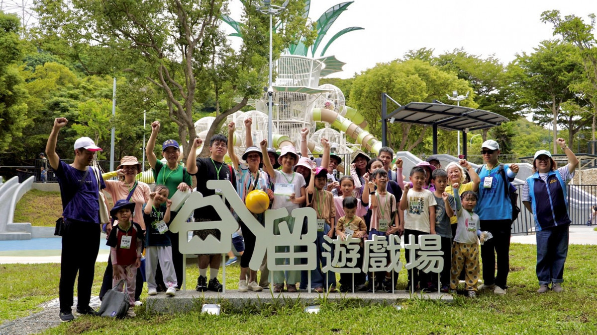 中市建設局辦走讀鰲峰山活動 探索34道溜滑梯感受城市美學