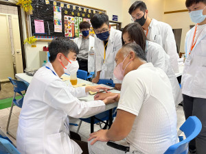 徐子銘治療師針對每位年長者的身體狀況進行個別指導。