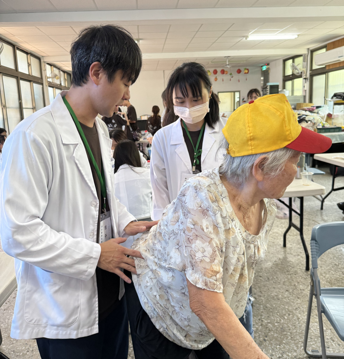 徐子銘治療師針對每位年長者的身體狀況進行個別指導。