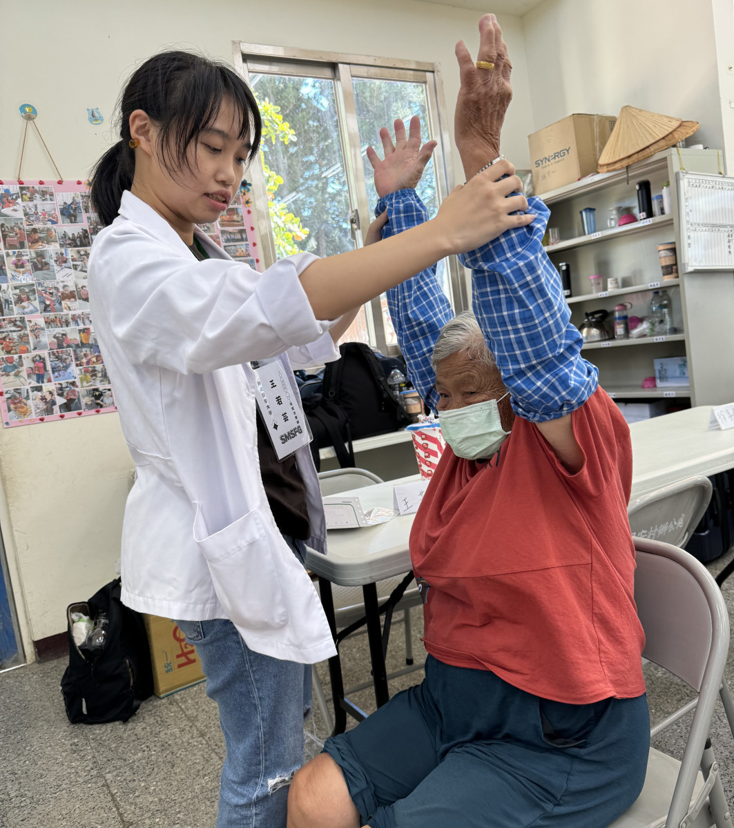 王若芸治療師教導年長者正確的姿勢與運動方式。<br />
<br />