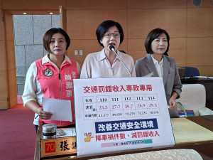 民進黨台中市議員張芬郁（中）關切交通罰鍰運用議題