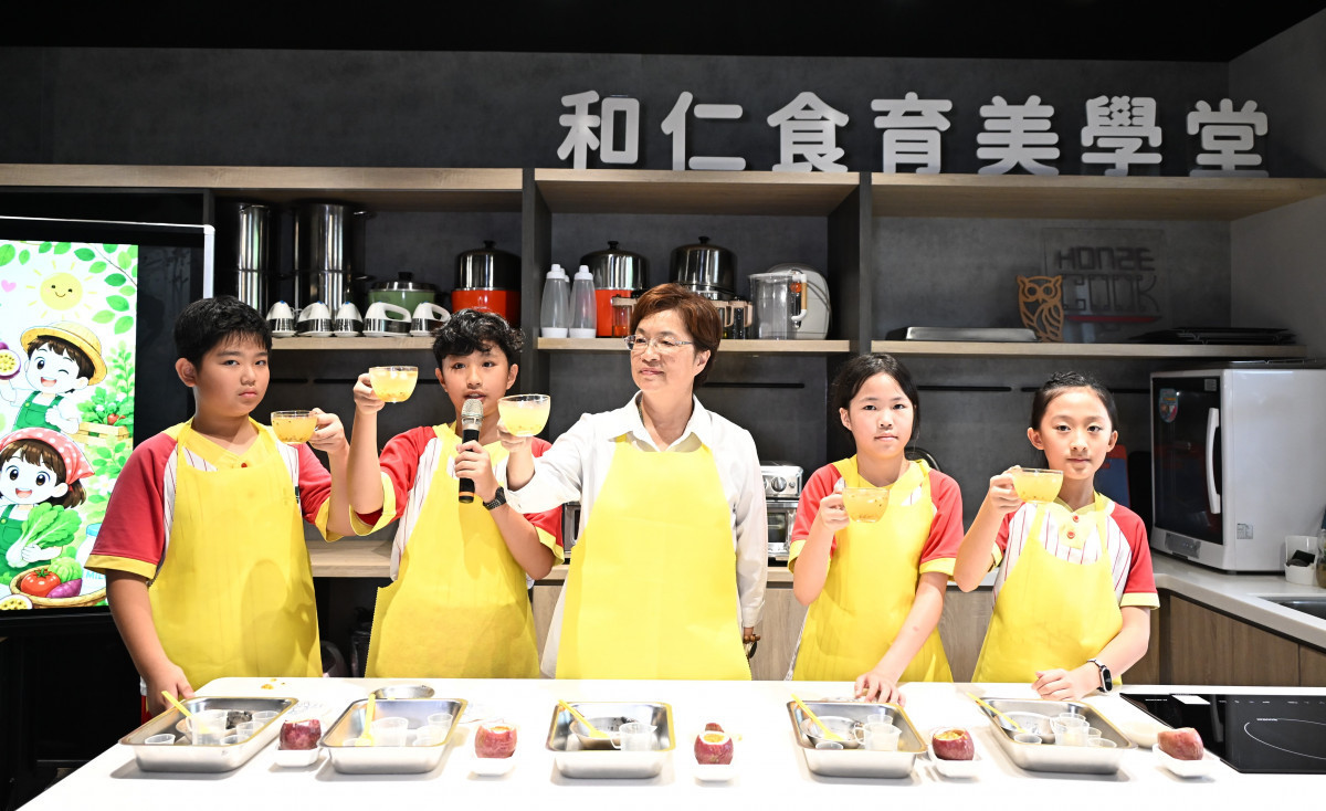 縣長王惠美與孩童手作。圖/彰化縣政府提供
