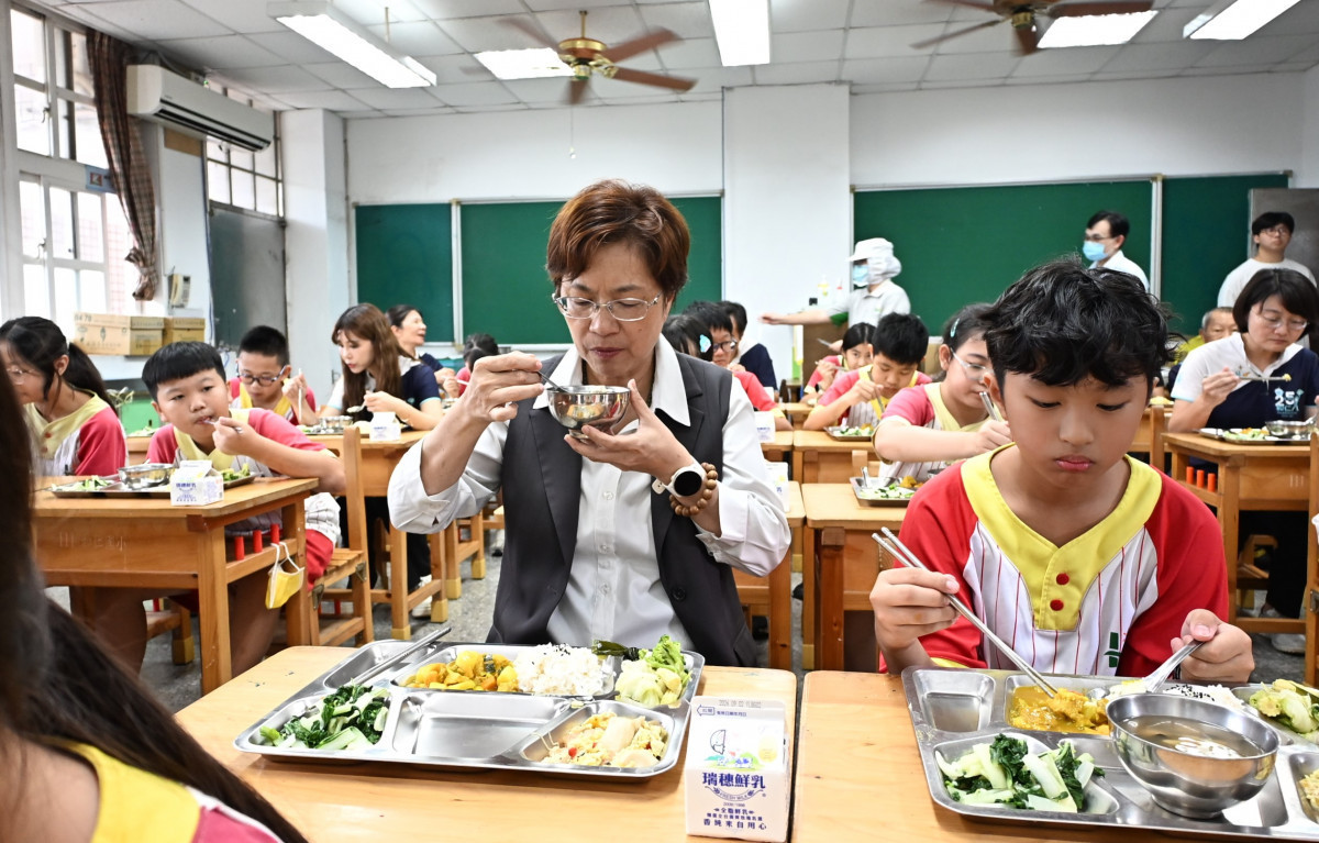 縣長王惠美與孩童共進午餐。圖/彰化縣政府提供