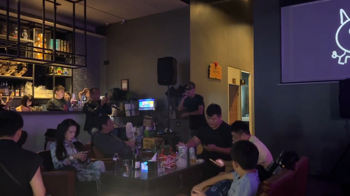 潮州土狗在嘉義市西區中興路U&ME酒吧進行最新單曲首場發表演出。(圖/記者李奕樵攝影)