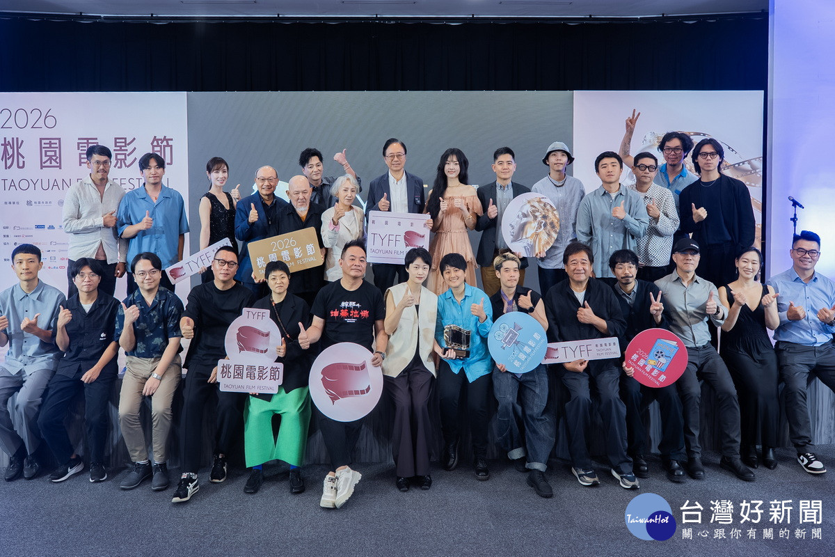 桃園市長張善政於「2026桃園電影節桃園電影獎頒獎典禮」巷 與來們合影。