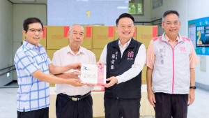 郭祿食品攜手日勝機構捐贈中秋禮盒。