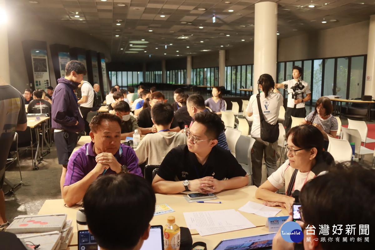 縣府提供各鄉鎮神隊友來現場應援。（記者扶小萍攝）