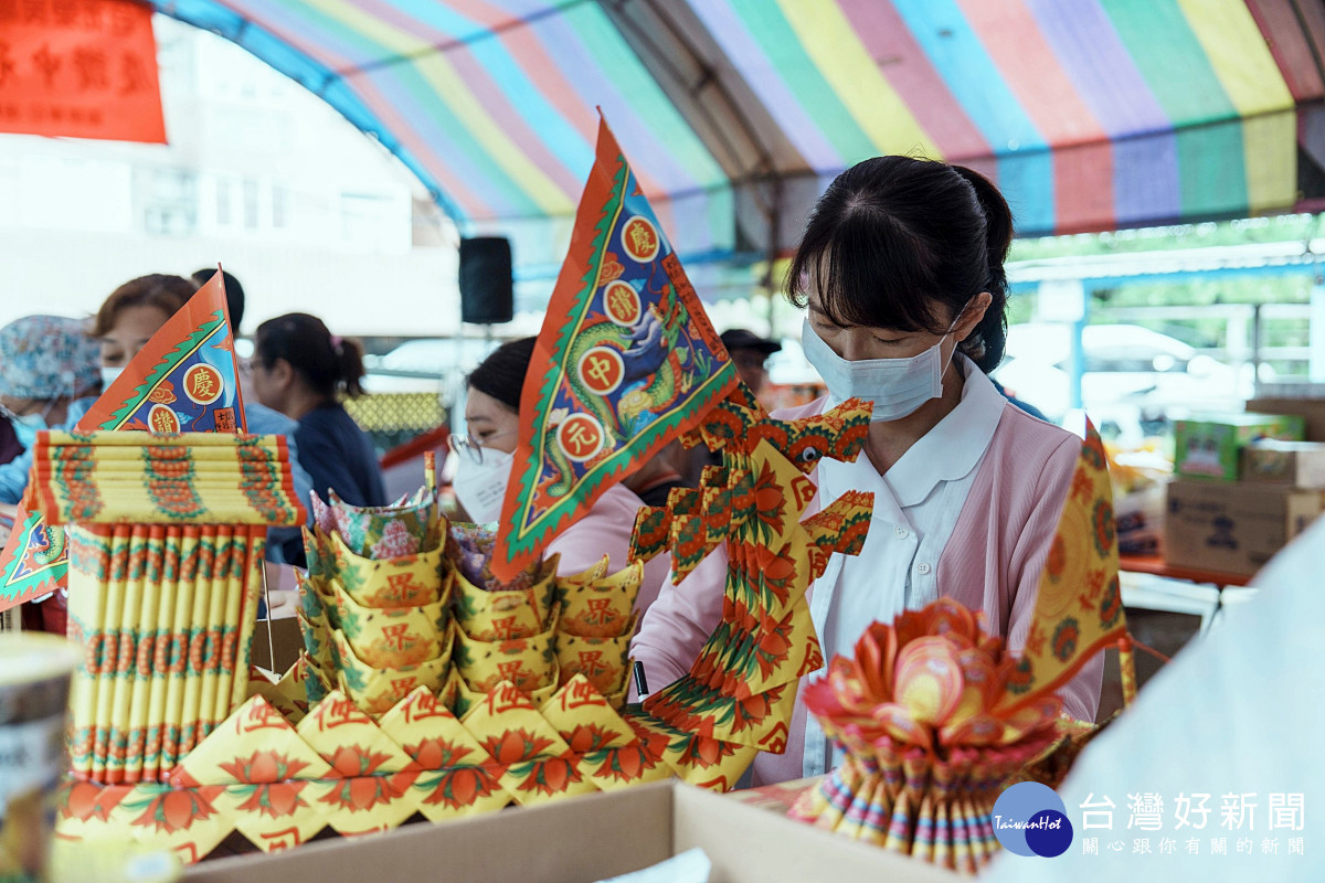 北榮桃園分院員工共同準備豐盛供品及蓮花，展現虔誠心意